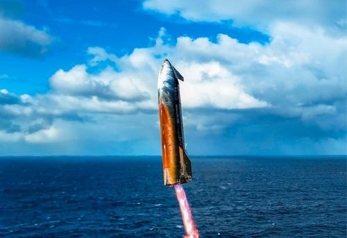 Starship, having Stainless steel body is descending in sea